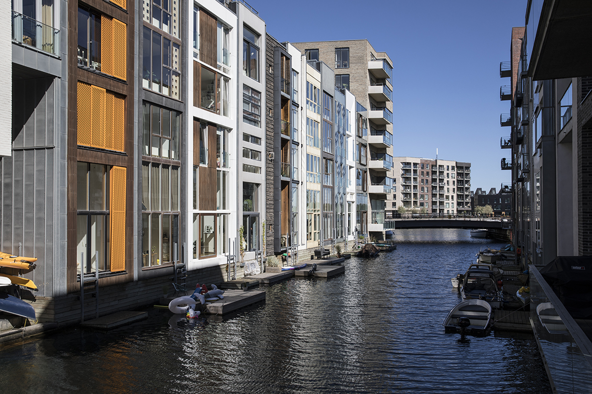 Sluseholmen. Boligene med ulike fasader sett fra kanalen.