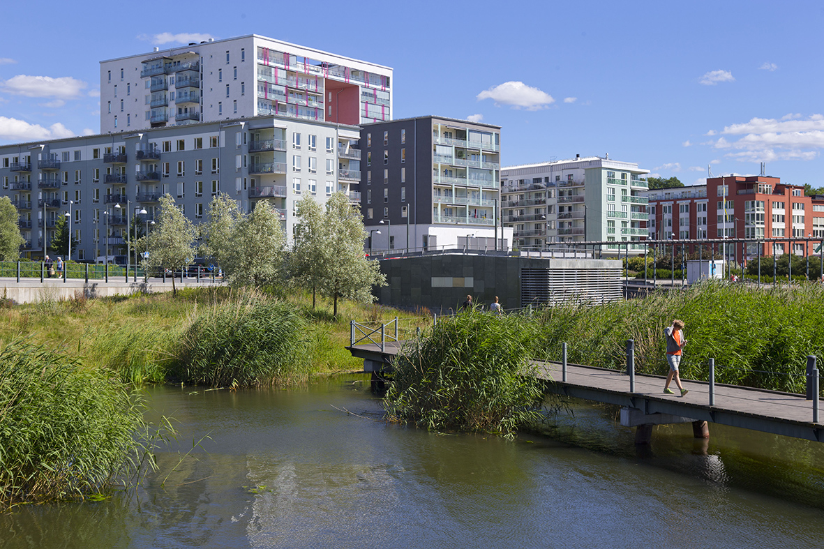 Hammarby sjøstad. Kanal med gangbro.